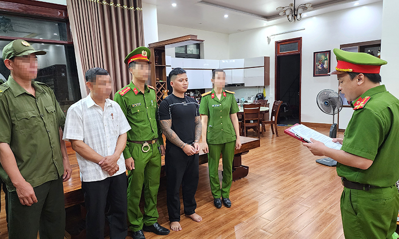Đối tượng Nguyễn Trường Thiện (mặc áo đen).