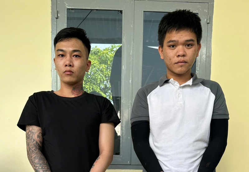 Đối tượng Nguyễn Phi Long và Đoàn Anh Phúc tại cơ quan Công an. (Ảnh: CA Đồng Nai).