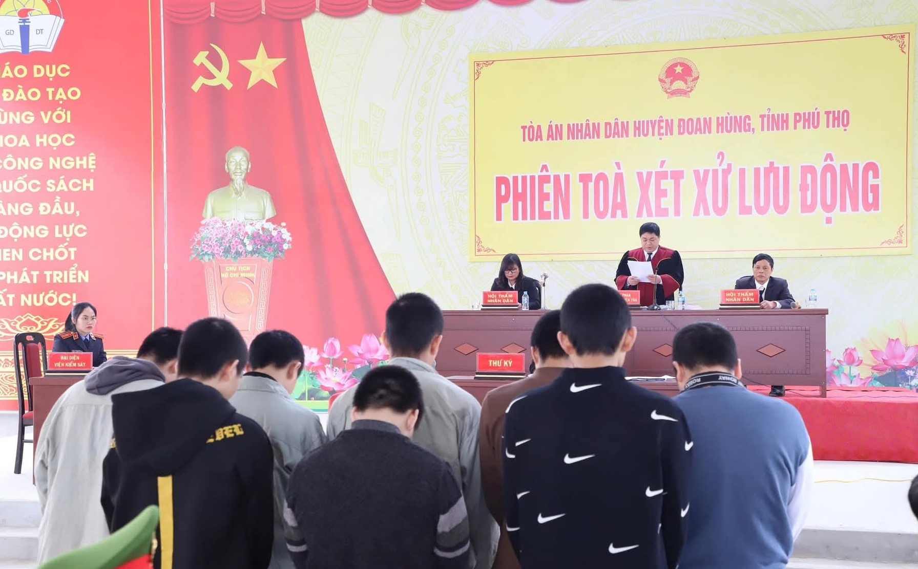 Chủ tọa phiên tòa tuyên án.