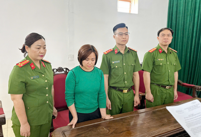 Cơ quan Công an tống đạt các Quyết định tố tụng đối với Nguyễn Thị Thùy Dương. (Ảnh: CA Sơn La).