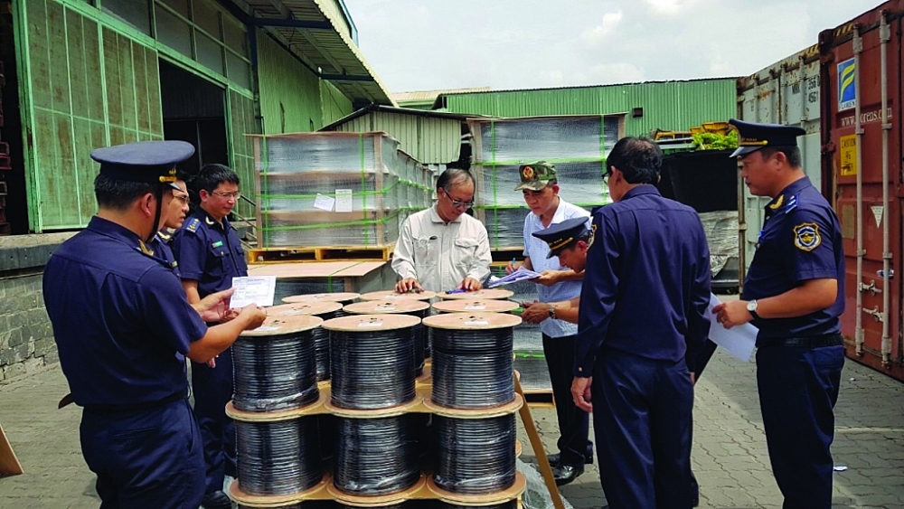 Lực lượng Hải quan cửa khẩu cảng Sài Gòn khu vực 1 tiến hành phát hiện và xử lý vi phạm. Ảnh: TH