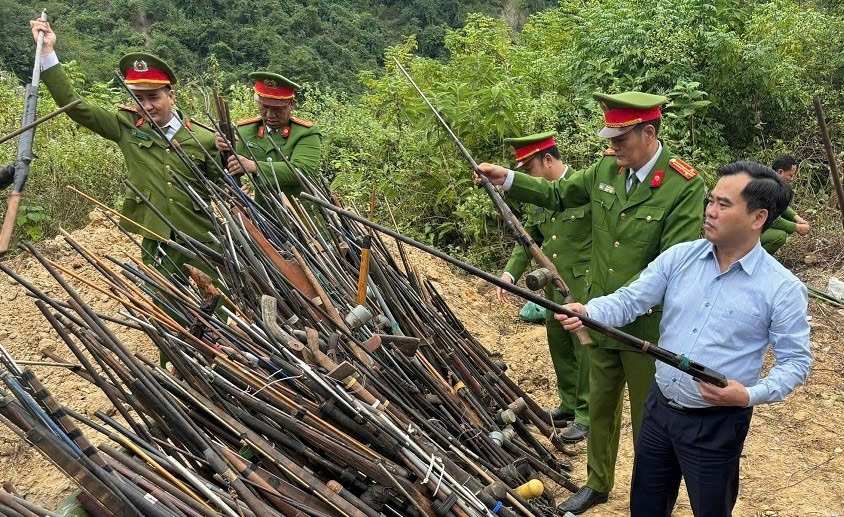 Toàn bộ số vũ khí trên sau khi kiểm tra, phân loại đã được tiến hành tiêu hủy theo đúng quy trình và có sự giám sát của lực lượng chức năng. Ảnh: Hoàng Thông