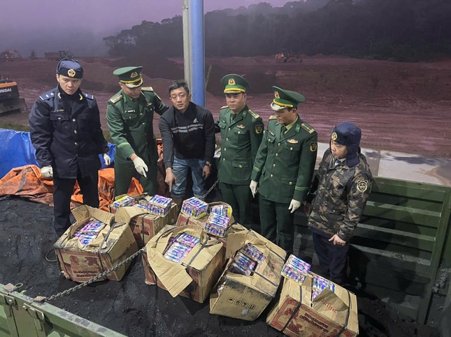 Đối tượng Hồ Duy Văn bị lực lượng chức năng bắt cùng tang vật. Ảnh: Thanh Huyền 