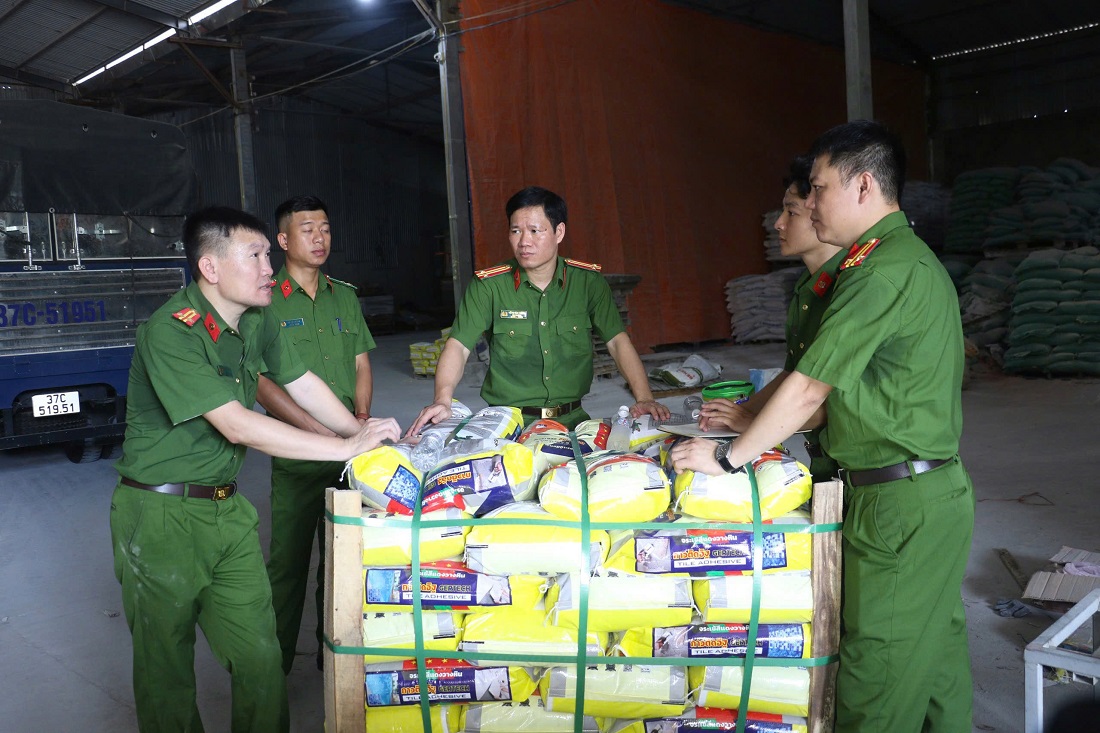 Công an kiểm tra và thu giữ số hàng hóa có in hình nhãn hiệu “con cá sấu” tại xưởng sản xuất của Công ty ECOTECH