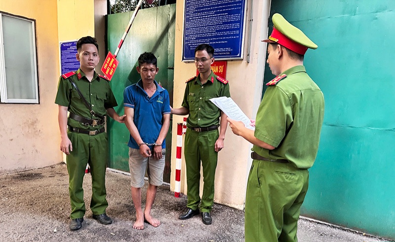 Công an TX Phú Mỹ thi hành Lệnh bắt tạm giam đối với Nguyễn Hoàng Khang. (Ảnh: CA Bà Rịa - Vũng Tàu).