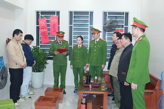 Cơ quan Cảnh sát điều tra Công an thành phố Vinh thi hành lệnh khám xét nơi làm việc và nhà ở của các đối tượng